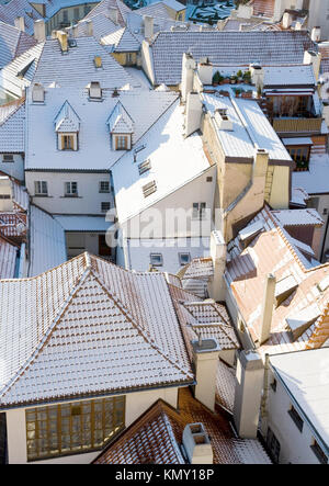 Petite ville, jour de neige de l'hiver - les tours de Prague (République tchèque), l'UNESCO Banque D'Images