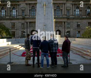 Cinq garçons au monument commémoratif de guerre du cénotaphe des couronnes de coquelicots george square Glasgow Banque D'Images