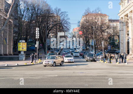 Croisée des chemins avec des voitures et des personnes Banque D'Images