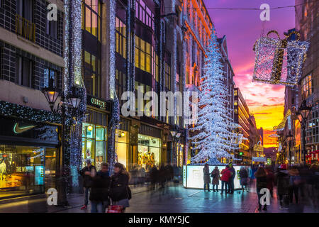 BUDAPEST, HONGRIE - le 6 décembre 2017 : foule touristique sur l'animée rue Vaci, la célèbre rue commerçante de Budapest à l'époque de Noël avec des magasins, de l'éclat Banque D'Images