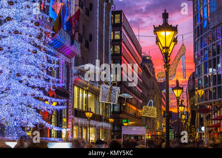 Budapest, Hongrie - arbre de Noël lumineux et les touristes sur l'animée rue Vaci, la célèbre rue commerçante de Budapest à l'époque de Noël avec des magasins un Banque D'Images