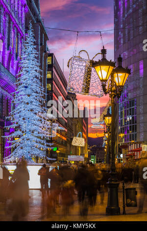 Budapest, Hongrie - arbre de Noël lumineux et les touristes sur l'animée rue Vaci, la célèbre rue commerçante de Budapest à l'époque de Noël avec des magasins un Banque D'Images