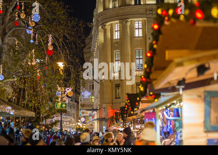 BUDAPEST, HONGRIE - le 6 décembre 2017 : la population locale et touristique jouissant de la célèbre foire de Noël sur la place Vorosmarty au temps de Noël Banque D'Images