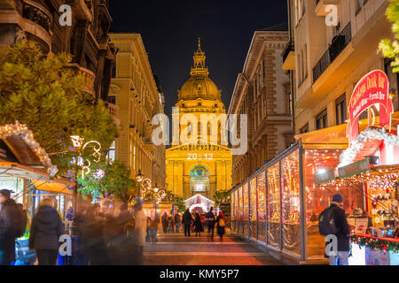 BUDAPEST, HONGRIE - le 6 décembre 2017 : les touristes et les personnes bénéficiant de Noël à la belle basilique St.Stephens (le Szent Istvan Bazilika) Banque D'Images