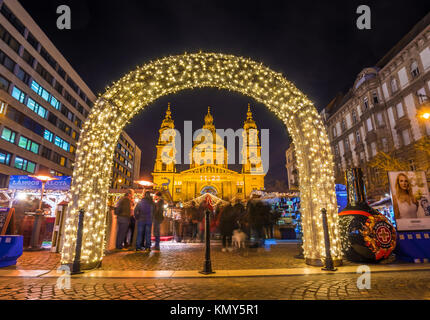 BUDAPEST, HONGRIE - le 6 décembre 2017 : les touristes et les personnes bénéficiant de Noël à la belle basilique St.Stephens (le Szent Istvan Bazilika) Banque D'Images