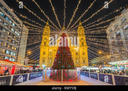 BUDAPEST, HONGRIE - le 6 décembre 2017 : les populations locales et les touristes profitant de la foire de Noël à l'arbre de Noël et des lumières et décoration à St.Stephe Banque D'Images