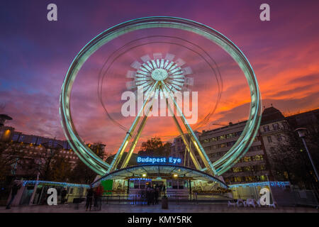 BUDAPEST, HONGRIE - le 6 décembre 2017 : la célèbre grande roue de l'Œil de Budapest à l'époque de Noël avec de beaux ciel coloré au coucher du soleil Banque D'Images