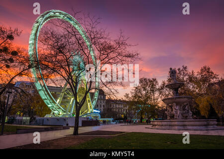 BUDAPEST, HONGRIE - le 6 décembre 2017 : la célèbre grande roue de l'Œil de Budapest dans le parc Elisabeth au moment de Noël avec de beaux ciel coloré au coucher du soleil Banque D'Images