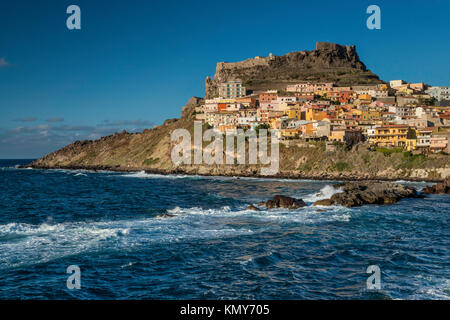 Fortezza dei Dioria, château médiéval et de la ville de Castelsardo à promontory sur golfe de l'Asinara, au coucher du soleil, province de Sassari, Sardaigne, Italie Banque D'Images