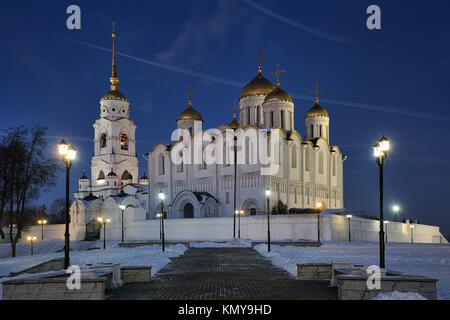 VLADIMIR, RUSSIE - Ensemble de cathédrale de l'Assomption entre lumières de rue au crépuscule d'hiver Banque D'Images