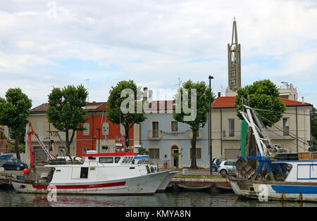 Bateaux de pêche du port de Rimini Italie Banque D'Images