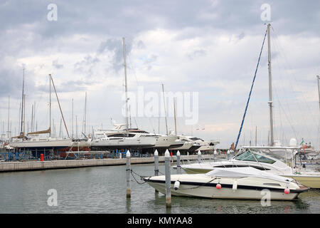 Location de bateaux et voiliers du port de Rimini Italie Banque D'Images