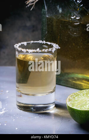 Court-circuit de la tequila anejo avec de la chaux et de sel de table en métal gris Banque D'Images