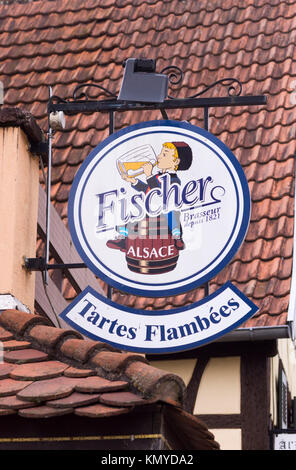 Une tenture signer à Wissembourg, Alsace, la publicité d'une bière régionale (Fischer) et une spécialité de la région (tartes flambées) Banque D'Images