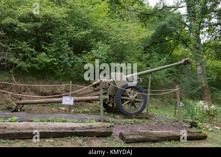 Un calibre 7,5 cm Pak 40 (Panzerabwehrkanone - un Allemand 75 mm anti-char) sur l'affichage à la ligne Maginot du four à chaux, Alsace Banque D'Images