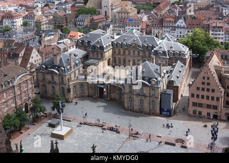 Une vue aérienne du Palais Rohan, Strasbourg, vue de la cathédrale de Strasbourg Banque D'Images