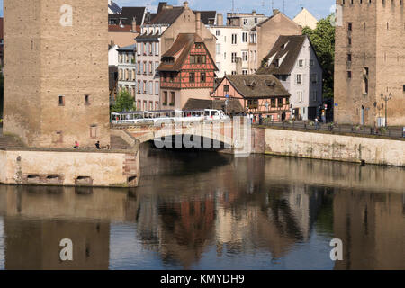 Un train touristique qui navigue le long les ponts couverts dans la Petite France, Strasbourg Banque D'Images