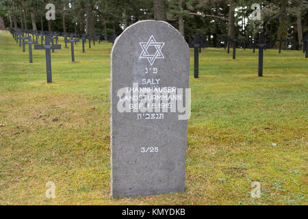 Une pierre tombale juive marquant la tombe d'un WW1 soldat allemand à la cimetière militaire allemand à Hohrod, Alsace Banque D'Images