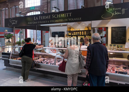 Le foie gras et autres spécialités locales en vente au marché couvert de Colmar Banque D'Images