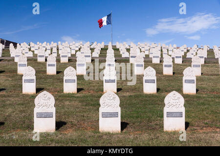 Les pierres tombales des morts de la guerre d'Afrique du nord de la France à la Nécropole nationale colonies de Sigolsheim (nécropole nationale) en Alsace Banque D'Images