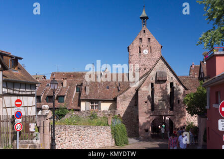 Les touristes de passage à travers la porte supérieure (Obertor) dans le 16ème siècle ville de Riquewihr sur la célèbre Route des vins en Alsace Banque D'Images