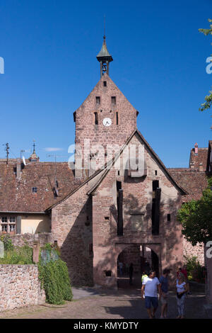 La porte supérieure (Obertor) dans Riquewihr, une destination touristique populaire sur la Route des vins en Alsace Banque D'Images
