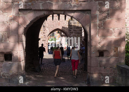 Les touristes de passage à travers la porte supérieure (Obertor) dans le 16ème siècle ville de Riquewihr sur la célèbre Route des vins en Alsace Banque D'Images