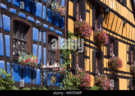Maisons à colombages pittoresques (maisons à colombages) dans la région de Riquewihr, une destination touristique populaire sur la Route des vins en Alsace Banque D'Images