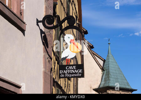 Hanging sign advertising dégustation de vins à Riquewihr, Alsace Banque D'Images