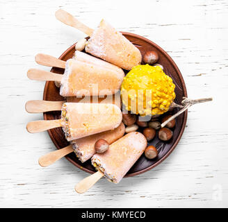 La crème glacée extraordinaire avec un goût de noisette et de citrouille Banque D'Images