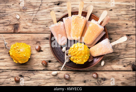 La crème glacée extraordinaire avec un goût de noisette et de citrouille Banque D'Images