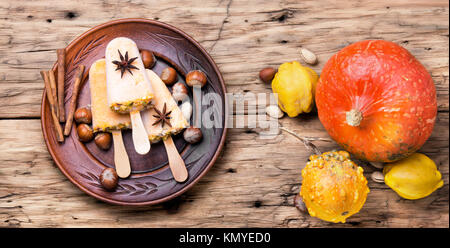 La crème glacée extraordinaire avec un goût de noisette et de citrouille Banque D'Images