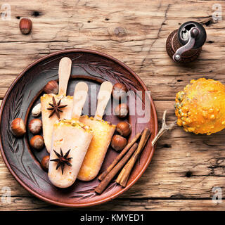 La crème glacée extraordinaire avec un goût de noisette et de citrouille Banque D'Images