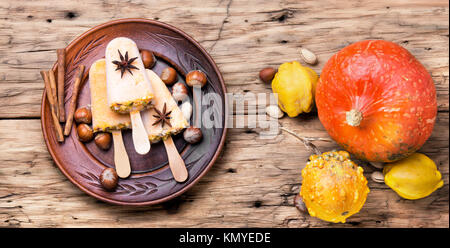 La crème glacée extraordinaire avec un goût de noisette et de citrouille Banque D'Images