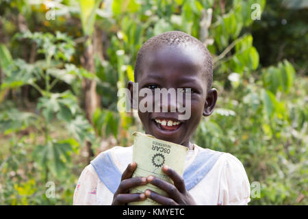 A smiling girl holding ougandais un ordinateur portable. Banque D'Images