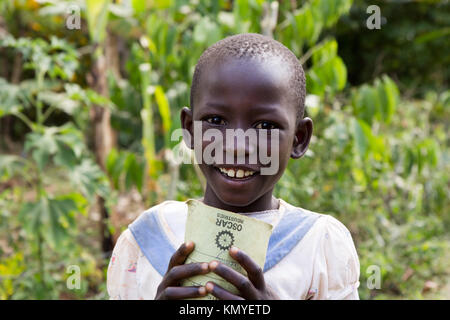 A smiling girl holding ougandais un ordinateur portable. Banque D'Images