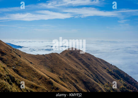 La mer de nuages au-dessus des montagnes dans le parc national de Lagodekhi, Géorgie Banque D'Images