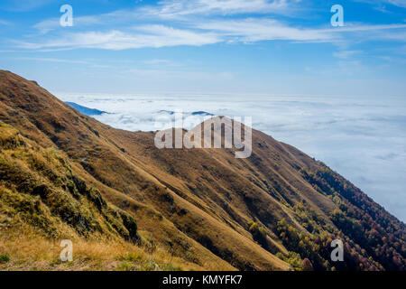 La mer de nuages au-dessus des montagnes dans le parc national de Lagodekhi, Géorgie Banque D'Images