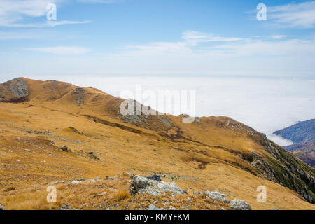 Montagnes d'or et mer de nuages, parc national Lagodekhi, Géorgie Banque D'Images