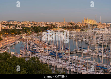 City skyline at sunset, Palma, Majorque, Îles Baléares, Espagne Banque D'Images