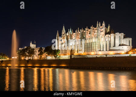 Vue nocturne de la cathédrale de Santa Maria de Palma ou Catedral de Santa Maria de Palma de Majorque, Palma, Majorque, Îles Baléares, Espagne Banque D'Images