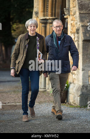 Premier ministre Theresa Mai et son mari Philippe, quitter une église dans sa circonscription de Maidenhead, après avoir visité c'est l'arbre de Noël annuel festival. Banque D'Images