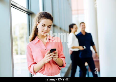Belles femmes à l'aide directe et d'talkin pendant les pauses Banque D'Images
