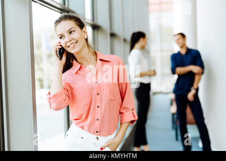 Belles femmes à l'aide directe et d'talkin pendant les pauses Banque D'Images
