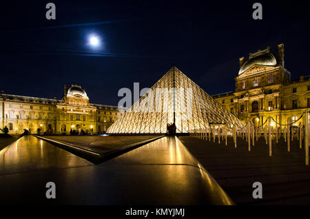 Paris, France. Palais du Louvre et I M Pei's Pyramide du Louvre / Louvre Pyramid (1989) la nuit. Banque D'Images