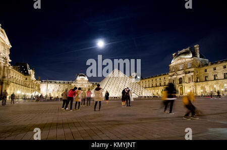 Paris, France. Palais du Louvre et I M Pei's Pyramide du Louvre / Louvre Pyramid (1989) la nuit. Banque D'Images