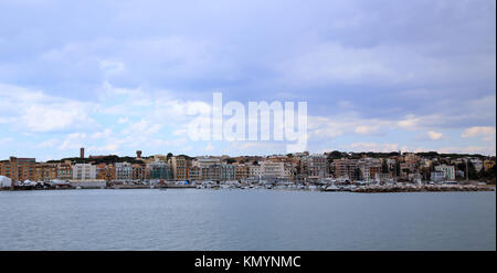 Vue panoramique de la vieille ville d'Anzio et Nettuno, Italie Banque D'Images