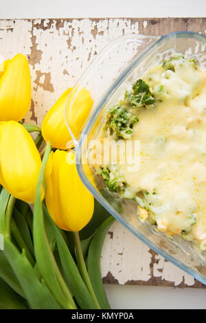 Cocotte lumineux avec brocoli, de fromage et de crème, close-up Banque D'Images