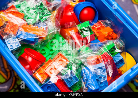 Tambov, Fédération de Russie - le 21 août 2011 Nouveau jeu d'éducation Lego Duplo avec des blocs, briques, socles, les jouets et les balles dans la boîte bleue. Banque D'Images