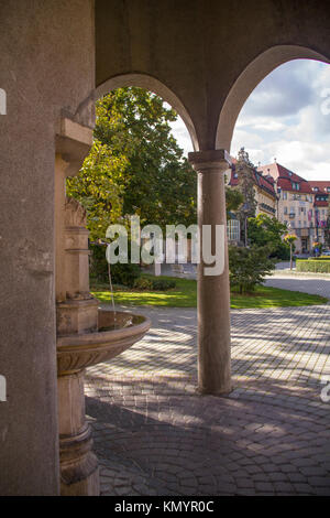 PIESTANY, SLOVAQUIE - octobre 06,2017 : source d'eau minérale et des bâtiments historiques sur l'île au spa de Piešťany .c'est le plus grand et le plus connu à spa Banque D'Images